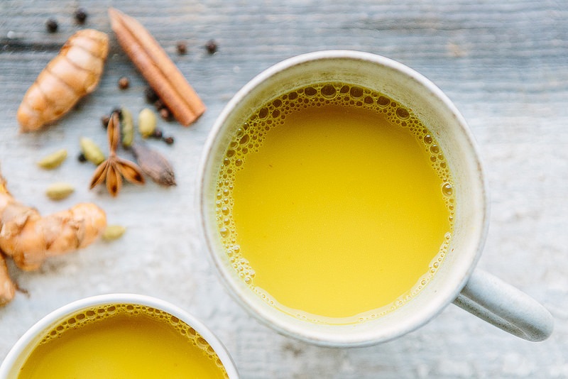 Tiết lộ các công dụng “thần kì” của bột nghệ sữa tươi - Ảnh 1 Bột nghệ sữa tươi thần dược để trị mụn.