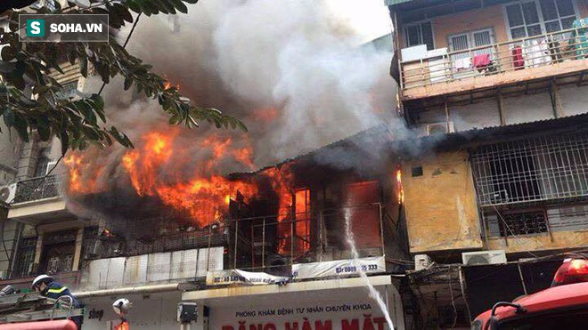 Hà Nội: Hai ngôi nhà trên phố cổ Bát Đàn cháy dữ dội, 1 người tử vong - Ảnh 1