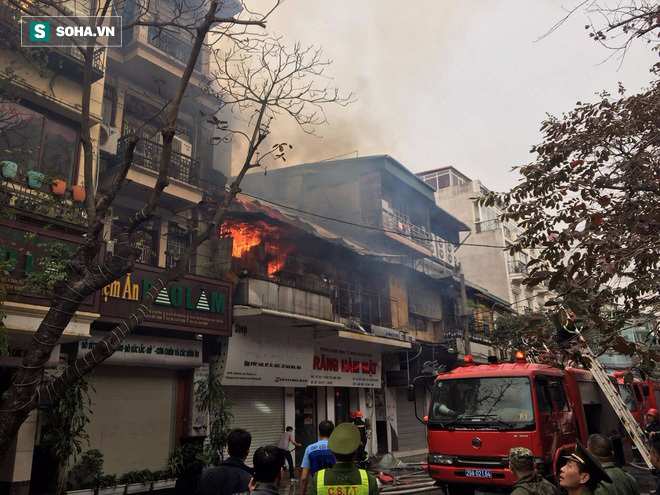 Hà Nội: Hai ngôi nhà trên phố cổ Bát Đàn cháy dữ dội, 1 người tử vong - Ảnh 2