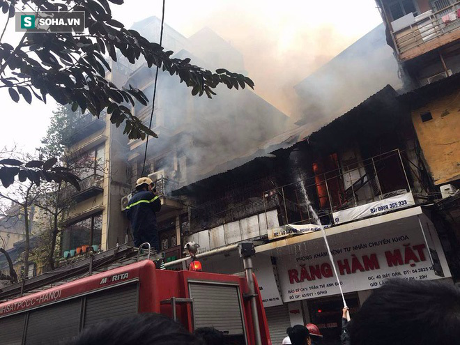 Hà Nội: Hai ngôi nhà trên phố cổ Bát Đàn cháy dữ dội, 1 người tử vong - Ảnh 3