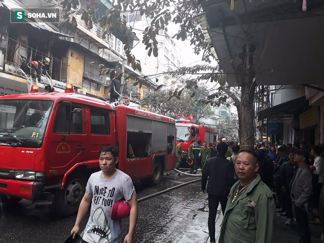 Hà Nội: Hai ngôi nhà trên phố cổ Bát Đàn cháy dữ dội, 1 người tử vong - Ảnh 4