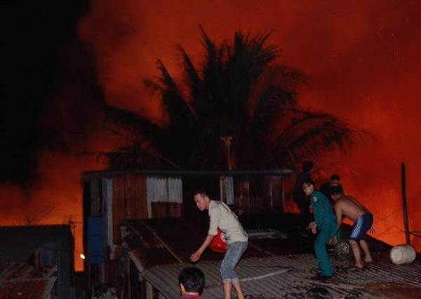 Cháy đỏ trời ở Nha Trang, 40 căn nhà bị thiêu rụi - Ảnh 6