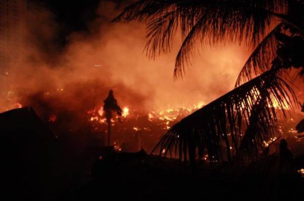 Cháy đỏ trời ở Nha Trang, 40 căn nhà bị thiêu rụi - Ảnh 7