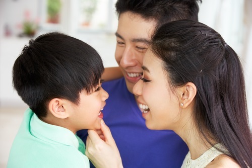 6 mẹo giao tiếp bố mẹ cần biết để trẻ nghe lời răm rắp - Ảnh 1