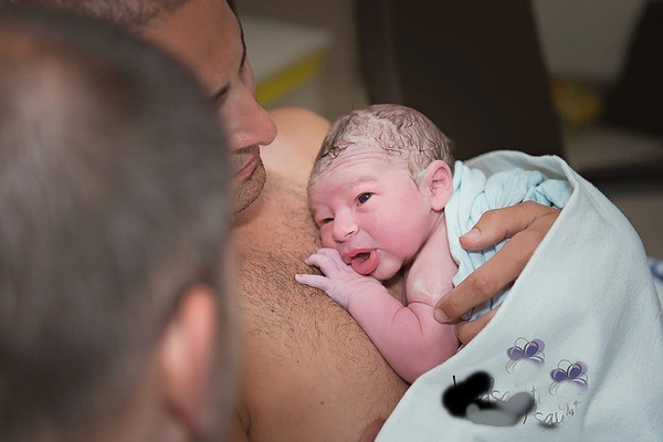 'Tan chảy' cảm xúc trước hình ảnh các ông bố lần đầu tiên đón con chào đời - Ảnh 3