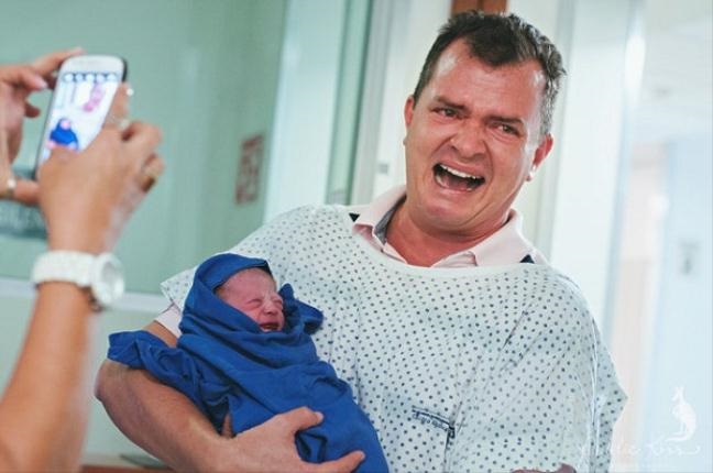 'Tan chảy' cảm xúc trước hình ảnh các ông bố lần đầu tiên đón con chào đời - Ảnh 10