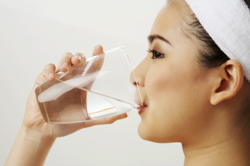 Uống nước lọc giúp giảm cân hiệu quả.