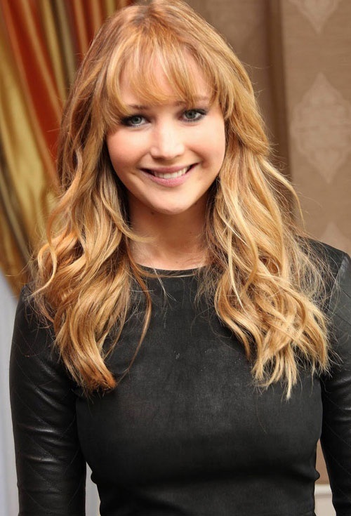 Jennifer Lawrence trông vô cùng trẻ trung và dễ thương với kiểu tóc mái thưa Hàn Quốc Jennifer Lawrence trông vô cùng trẻ trung và dễ thương với kiểu tóc mái thưa Hàn Quốc