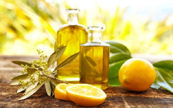 Có thể thêm chanh với dầu oliu để tạo hỗn hợp mờ sẹo cho da mặt tốt hơn Có thể thêm chanh với dầu oliu để tạo hỗn hợp mờ sẹo cho da mặt tốt hơn