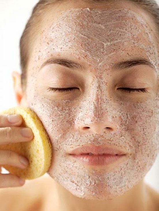 Mách các mẹ bỉm sữa cách chăm sóc da mặt cho phụ nữ sau sinh đẹp khỏi chê - Ảnh 4 Tẩy da chết và dưỡng ẩm vừa làm sạch lại chăm sóc da mặt đẹp tự nhiên cho các mẹ sau sinh
