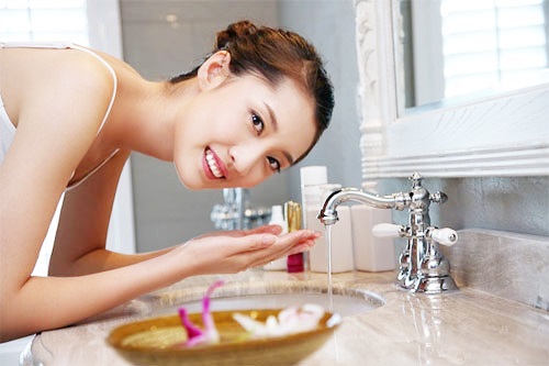 Cách chăm sóc da mặt đẹp với 9 nguyên tắc vàng không thể bỏ qua - Ảnh 1 Làm sạch da là bước quan trọng đầu tiên trong cách <a target='_blank' href='https://www.phunuvagiadinh.vn/cham-soc-da-mat.topic'><a target='_blank' href='https://www.phunuvagiadinh.vn/cham-soc-da-56'>chăm sóc da</a> mặt</a> đẹp