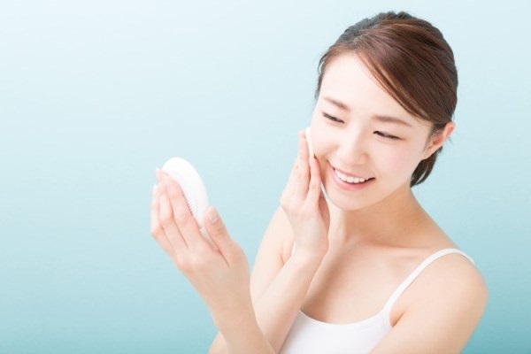 Bật mí cách chăm sóc da mặt mùa hanh khô biến làn da khô ráp thành trắng mịn tự nhiên đơn giản vô cùng - Ảnh 3 Tăng cường dưỡng ẩm là cách chăm sóc da mặt mùa hanh khô phải nhớ kỹ