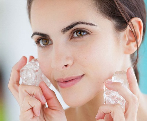 Se khít lỗ chân lông bằng đá lạnh hiệu quả Se khít lỗ chân lông bằng đá lạnh hiệu quả