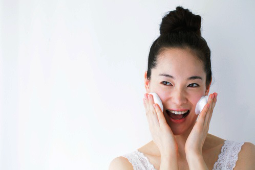 Bật mí cách chăm sóc da mặt trước khi đi ngủ dành cho cô nàng bận rộn - Ảnh 2 Làm sạch mặt với sữa rửa mặt cho thoáng lỗ chân lông, da không bị mụn