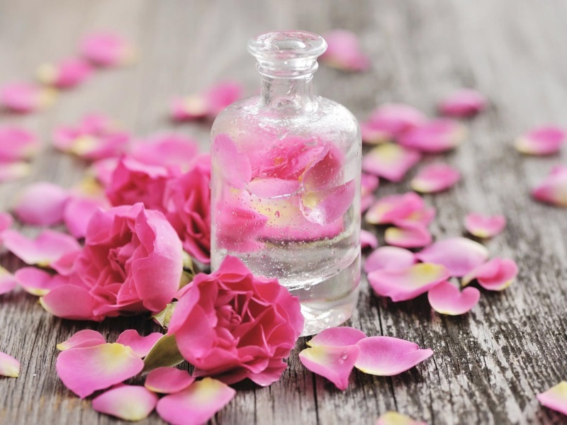 Mẹo làm đẹp da siêu hay qua cách chăm sóc da mặt với nước hoa hồng đúng chuẩn - Ảnh 3 Chăm sóc da mặt với nước hoa hồng giữ cân bằng được độ pH tự nhiên cho làn da