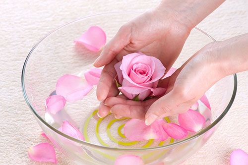 Mẹo làm đẹp da siêu hay qua cách chăm sóc da mặt với nước hoa hồng đúng chuẩn - Ảnh 2 Thường xuyên dùng nước hoa hồng sẽ giúp da sạch mụn, mịn màng