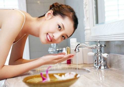 Mẹo làm đẹp da siêu hay qua cách chăm sóc da mặt với nước hoa hồng đúng chuẩn - Ảnh 1 Mẹo chăm sóc da mặt siêu hay với nước hoa hồng làm đẹp da tươi tắn
