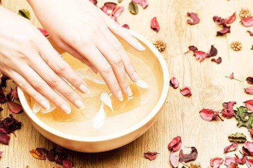 Ngâm tay trong nước muối để giảm tình trạng thô cứng của vết chai Ngâm tay trong nước muối để giảm tình trạng thô cứng của vết chai