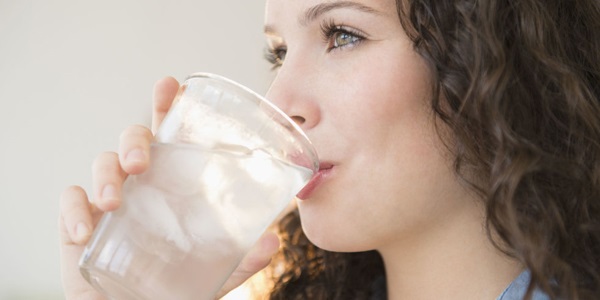 Uống đủ nước giữ độ ẩm cho môi trị khô môi nứt nẻ hiệu quả
