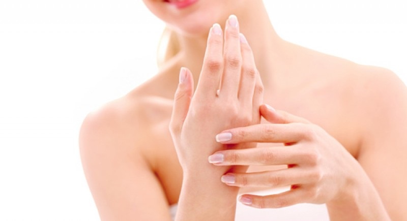 Thoa vaseline giúp da tay mềm mịn, giữ ẩm da tay hiệu quả