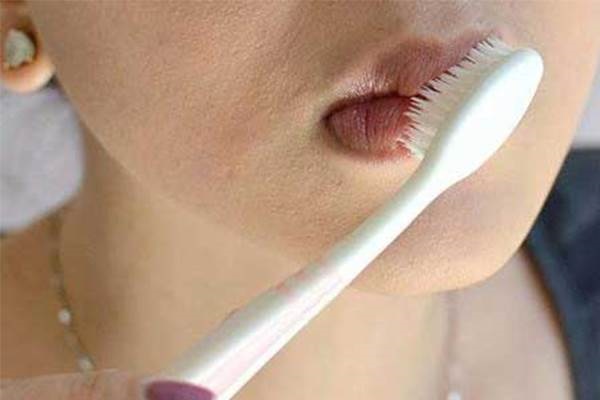Tiết lộ cách làm hồng môi bằng kem đánh răng - Ảnh 2 Dùng bàn chải mềm để chà nhẹ lên môi tẩy tế bào chết.