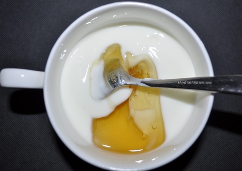 Cách làm kem trộn trắng da bằng vitamin E, chanh tươi và mật ong