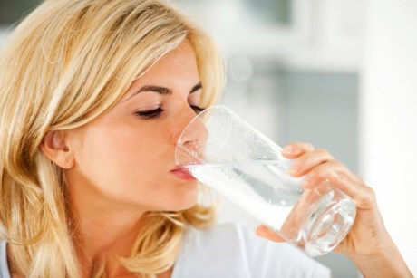 Uống nước đầy đủ giúp da đủ nước, hạn chế da tay khô, giữ da tay luôn mềm mịn