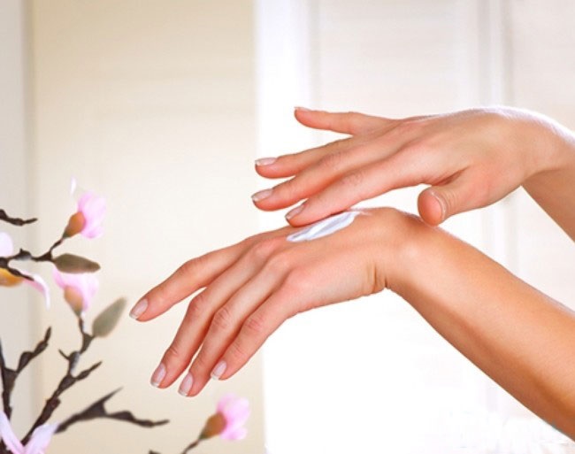 Uống collagen hoặc dùng kem chứa tinh chất collagen cải thiện thô ráp, giúp da tay luôn mềm mịn