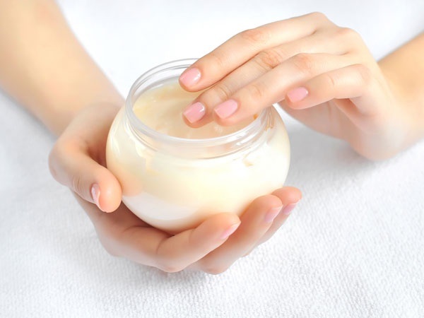 Sử dụng kem dưỡng ẩm thường xuyên là cách làm mềm da tay bị khô nhanh chóng