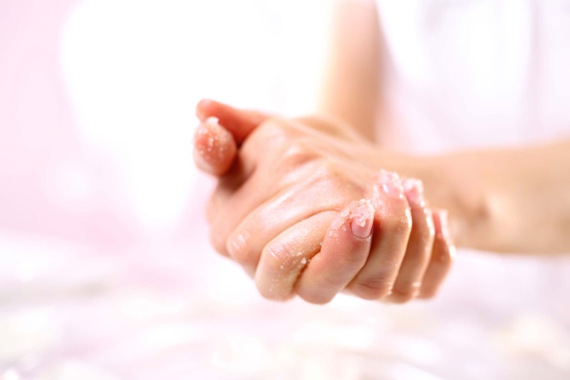 Tẩy da chết tay ít nhất tuần 1 lần để các cách làm mềm da tay mùa đông phát huy hiệu quả tốt hơn