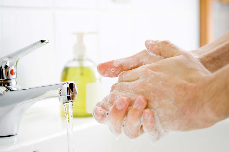 Rửa tay bằng nước sạch để giữ da tay luôn mềm mịn, đủ ẩm, nhất là vào mùa đông