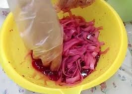 Trộn dừa với nước cốt củ dền ngâm làm mứt