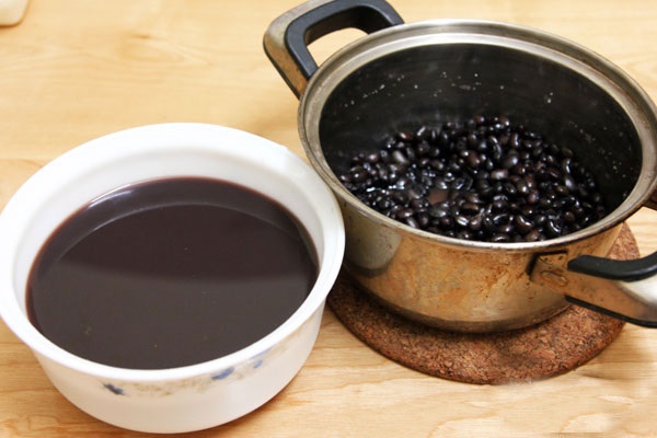 Cách nấu nước đậu đen uống <a target='_blank' data-cke-saved-href='http://www.phunusuckhoe.vn/tag/giam-can-nhanh' href='http://www.phunusuckhoe.vn/tag/giam-can-nhanh'><i>giảm cân nhanh</i></a> chóng