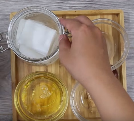 Cách làm khăn ướt vừa giúp tẩy trang, lại dưỡng da trắng mịn - Ảnh 2 Cách làm khăn ướt vừa giúp tẩy trang, lại dưỡng da trắng mịn