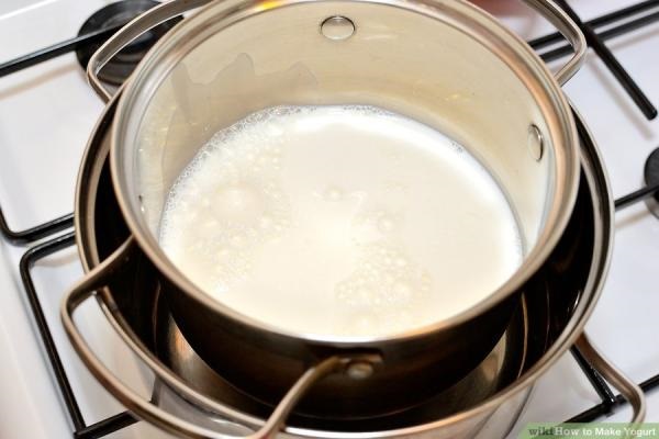 Làm ấm sữa đơn giản bằng nước nóng trước khi pha nghệ vào