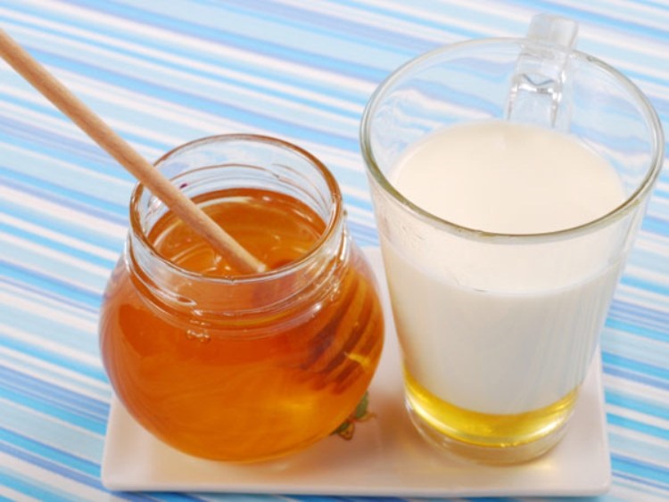 Cách làm sữa tắm trắng bằng sữa tươi và mật ong