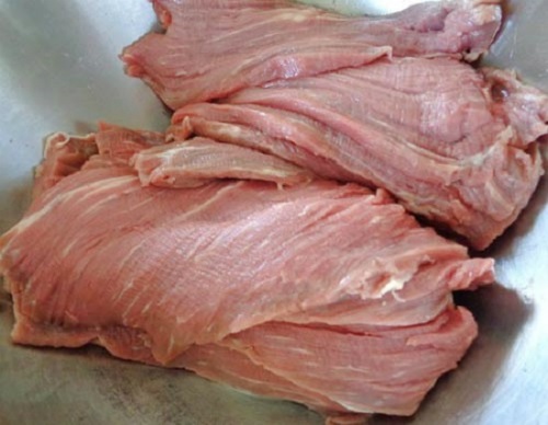 Khi làm thịt lợn khô ngon thì phải thái dọc thớ, miếng vừa để bước sau xé thịt độ dài vừa phải