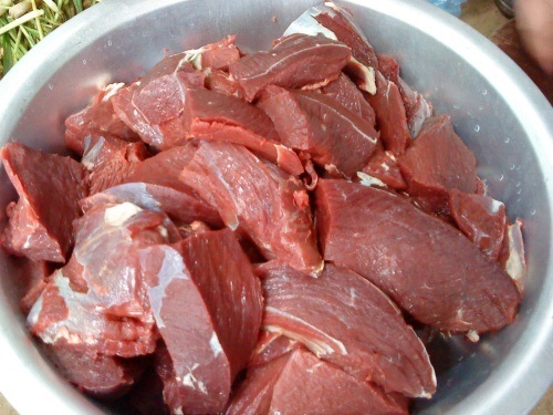 Chọn thịt lợn ngon, sạch, loại thớ dài để làm thịt lợn khô Tây Bắc