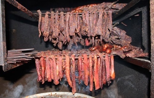 Treo thịt đã tẩm ướp gia vị lên gác bếp, sấy than củi 5-7 tiếng liên tục