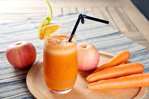 Mách bạn cách làm thức uống giảm cân tại nhà từ cà rốt, táo