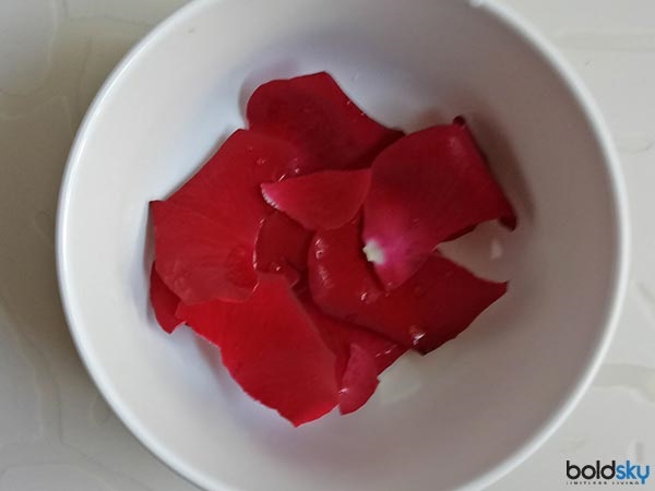 Cách làm trắng da bằng sữa chua, nước hoa hồng và bột vỏ cam