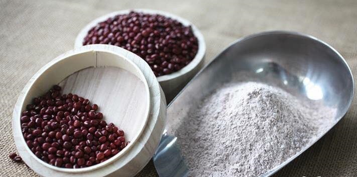 Hiệu quả sau 7 ngày với cách làm trắng da cho phụ nữ sau sinh từ thiên nhiên - Ảnh 1 Đậu đỏ giúp <a target='_blank' href='https://www.phunuvagiadinh.vn/lam-trang-da-cho-phu-nu-sau-sinh.topic'>làm trắng da cho phụ nữ sau sinh</a> hiệu quả