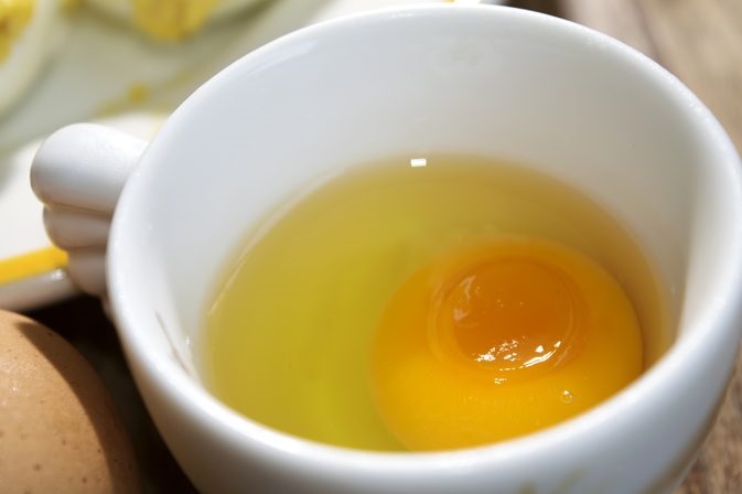 Làm sáng da bằng trứng gà Làm sáng da bằng trứng gà