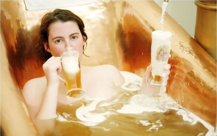 Tắm trắng bằng bia nguyên chất tại nhà.