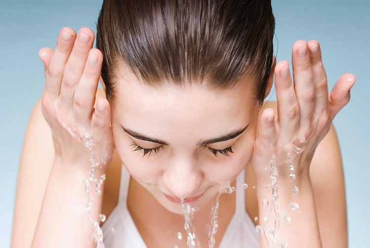 Rửa mặt sạch là bước quan trọng đầu tiên khi trang điểm bằng phấn nước