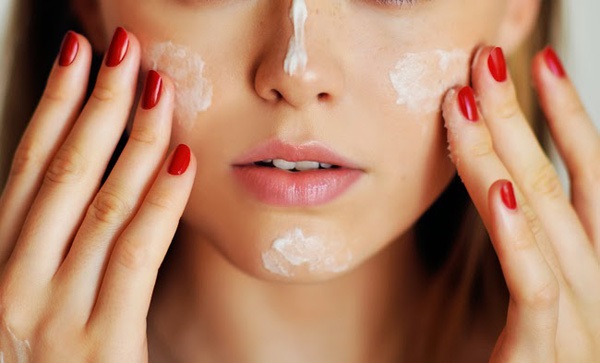 Mách bạn cách trang điểm che mụn đơn giản nhất - Ảnh 2 Thoa kem dưỡng trước khi trang điểm cho da mụn