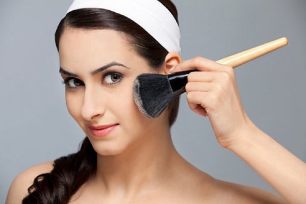 Đánh phấn phủ là bước trang điểm cho người mới bắt đầu Đánh phấn phủ là bước trang điểm cho người mới bắt đầu