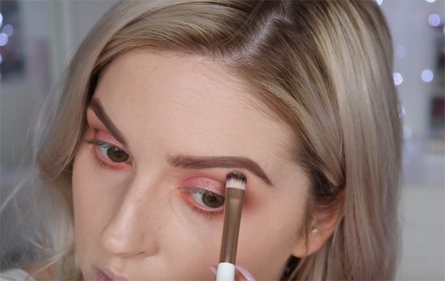 Trang điểm dễ thương với đánh highlight bóng bóng mắt