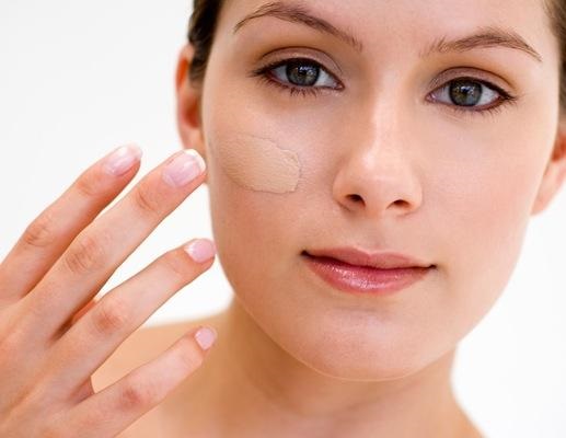Sử dụng kem nền một lớp mỏng cho làn da thêm tự nhiên, mềm mịn Sử dụng kem nền một lớp mỏng cho làn da thêm tự nhiên, mềm mịn