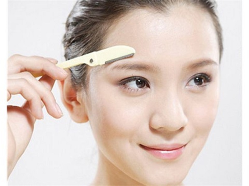 Cách trang điểm lông mày Hàn Quốc giúp bạn gái xinh lung linh - Ảnh 2 Cạo phần lông mày thừa để tạo dáng cho lông mày đẹp.